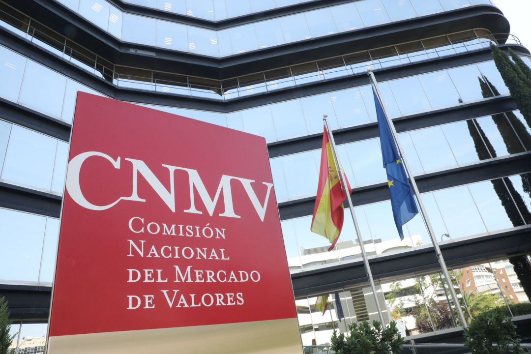 Cartel a la entrada del edificio de la Comisión Nacional del Mercado de Valores (CNMV) en Madrid Cartel a la entrada del edificio de la Comisión Nacional del Mercado de Valores (CNMV) en Madrid