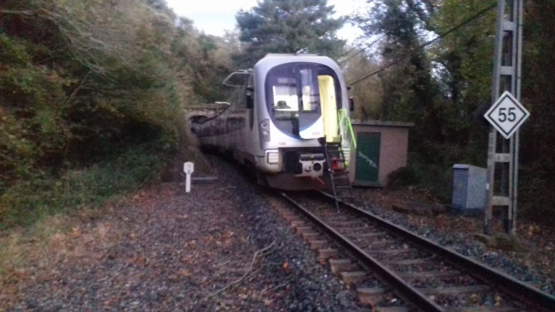 Dos heridos leves al descarrilar una unidad de Euskotren en Deba Dos heridos leves al descarrilar una unidad de Euskotren en Deba