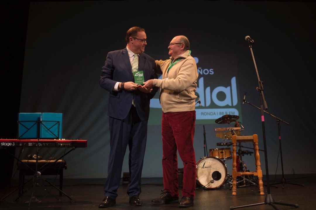 El ex director de Radio Coca SER Ronda y Cadena Dial Ronda, Andrés Mateos, entregaba este galardón al periodista rondeño El ex director de Radio Coca SER Ronda y Cadena Dial Ronda, Andrés Mateos, entregaba este galardón al periodista rondeño