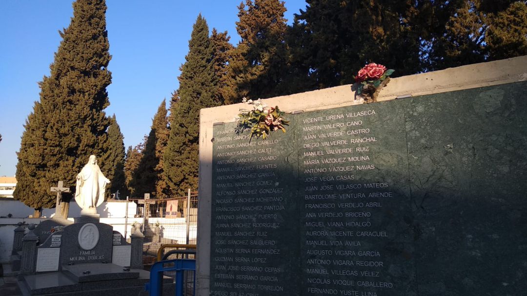 Muros de la Memoria del Cementerio de la Salud Muros de la Memoria del Cementerio de la Salud