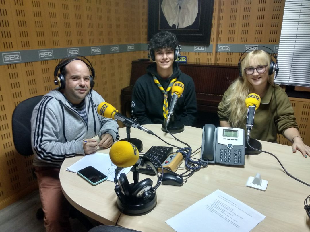 Gaspar García (izq) junto a miembros del grupo Scout Santa Teresa Gaspar García (izq) junto a miembros del grupo Scout Santa Teresa