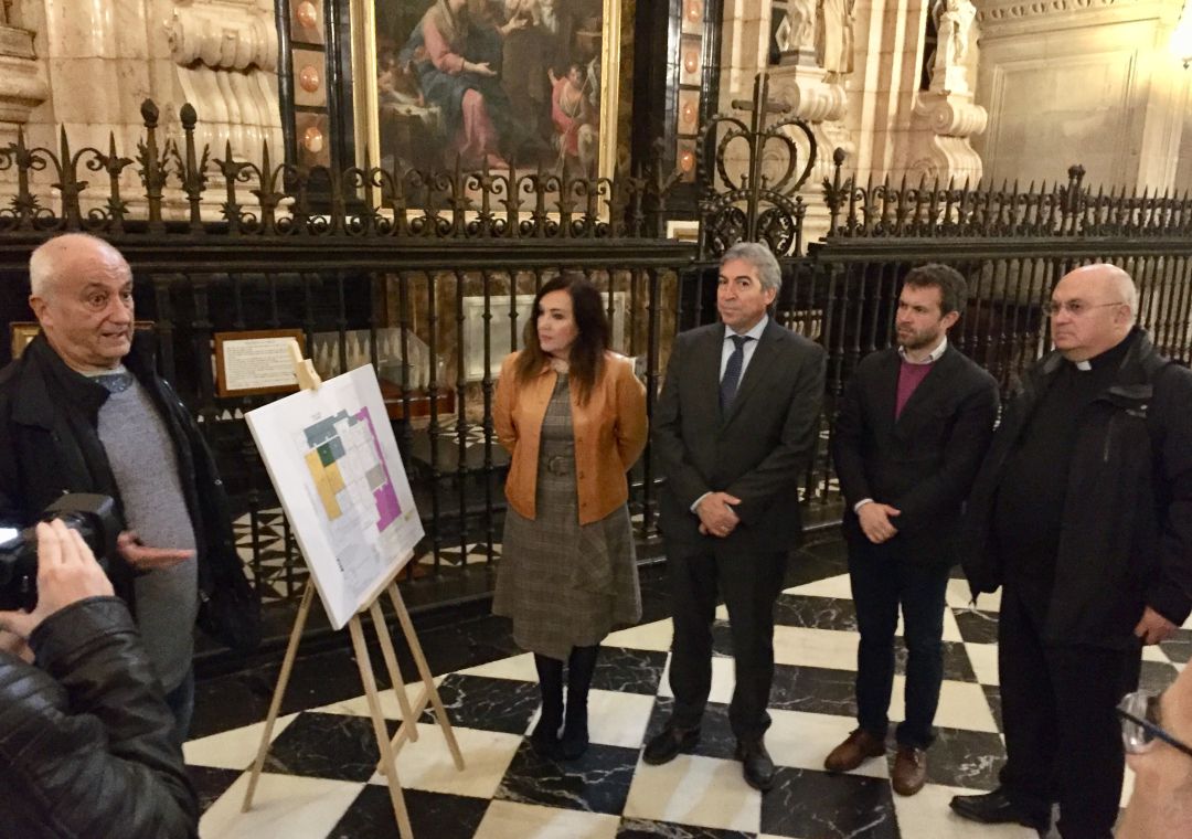 El arquitecto redactor del proyecto, Pedro Salmerón, explica los trabajos que se están realizando a los presentes El arquitecto redactor del proyecto, Pedro Salmerón, explica los trabajos que se están realizando a los presentes