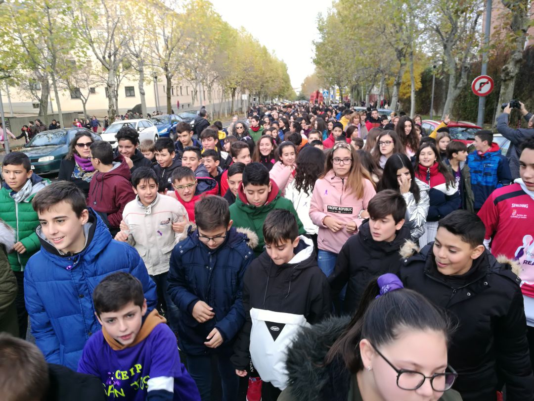 Los alumnos del Giner de los Ríos durante el recorrido por las calles del barrio de San José Los alumnos del Giner de los Ríos durante el recorrido por las calles del barrio de San José