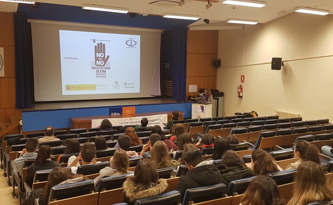Estudiantes durante la actividad contra la violencia de género del proyecto ComMujeres de la UVa y el Instituto de la Mujer Estudiantes durante la actividad contra la violencia de género del proyecto ComMujeres de la UVa y el Instituto de la Mujer