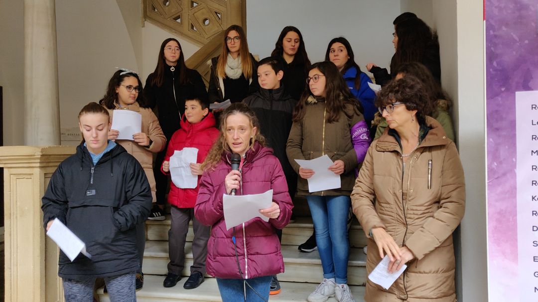 Alumnas durante la concentración por el Día Internacional contra la Violencia de Género Alumnas durante la concentración por el Día Internacional contra la Violencia de Género