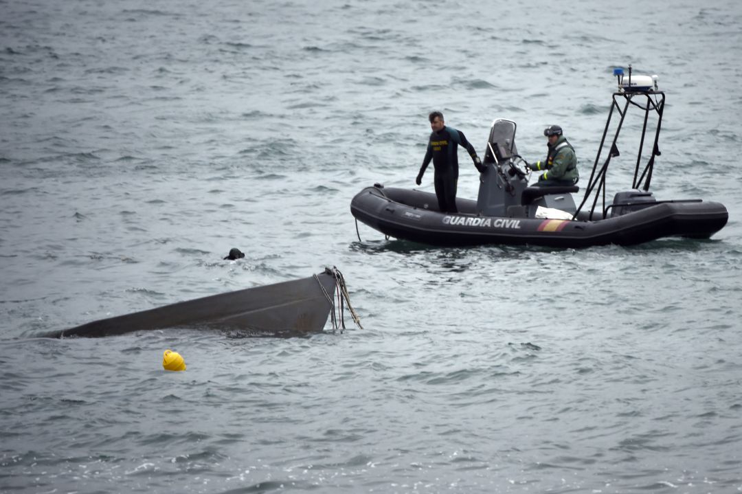 Trasladan el narcosubmarino localizado en Cangas al Puerto de Aldán Trasladan el narcosubmarino localizado en Cangas al Puerto de Aldán