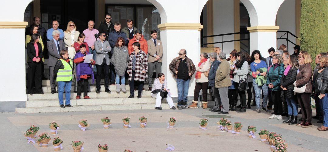 Las flores se han colocado creando un lazo solidarios Las flores se han colocado creando un lazo solidarios
