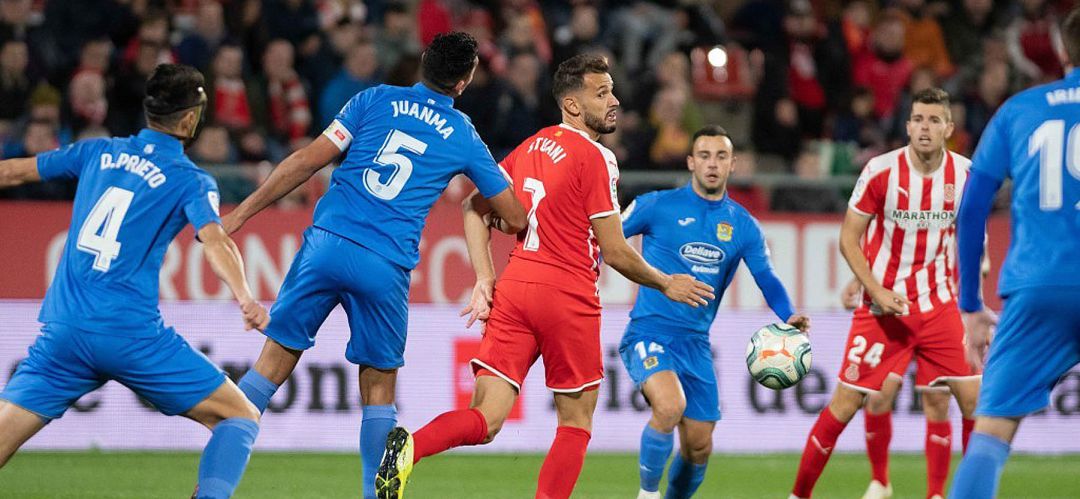 El jugador del Girona F.C. Stuani (7) intenta controlar un balón rodeado por jugadores del C.F. Fuenlabrada en el partido de este domingo en Montilivi. El jugador del Girona F.C. Stuani (7) intenta controlar un balón rodeado por jugadores del C.F. Fuenlabrada en el partido de este domingo en Montilivi.