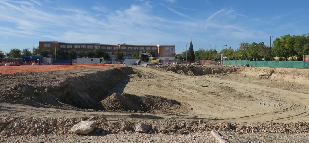 La rotura de una tubería de una calle colindante a inundado las obras del polideportivo San Isidro. La rotura de una tubería de una calle colindante a inundado las obras del polideportivo San Isidro.