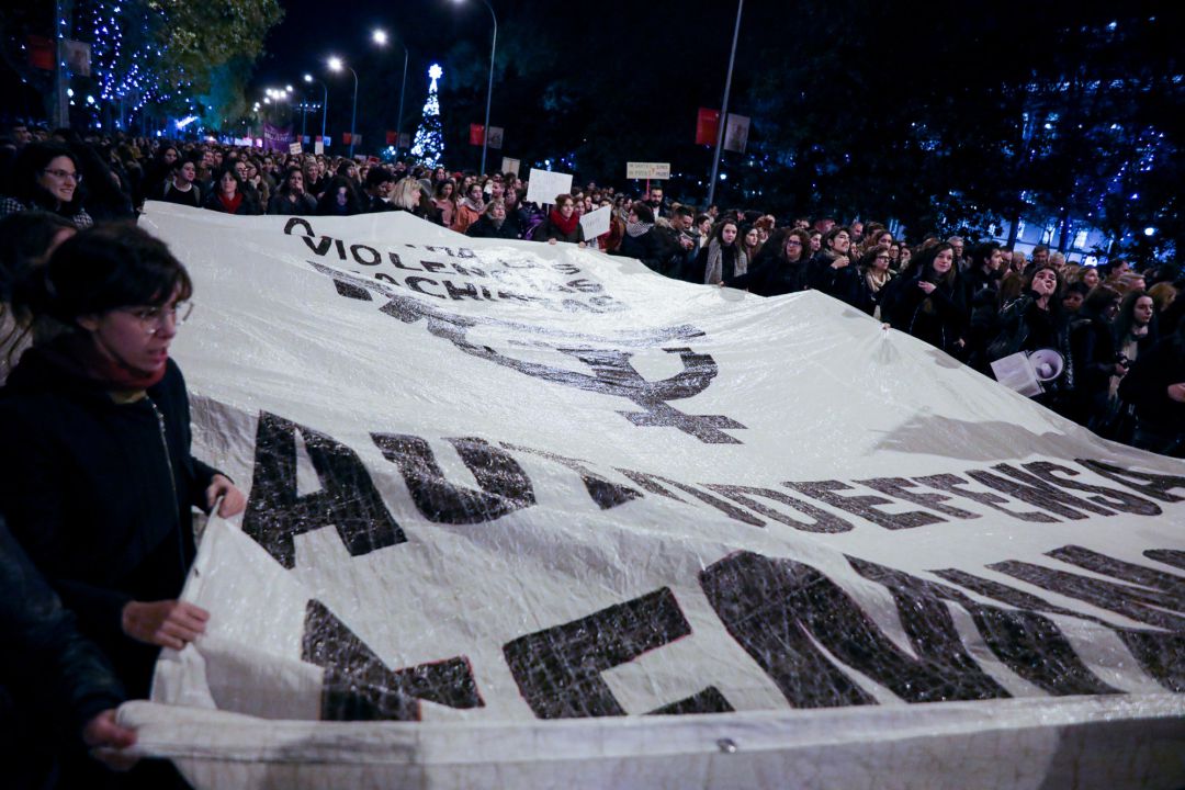 Varias mujeres sostienen una pancarta gigante en la que se ve un símbolo feminista con un puño en alto, en la manifestación en Madrid Varias mujeres sostienen una pancarta gigante en la que se ve un símbolo feminista con un puño en alto, en la manifestación en Madrid