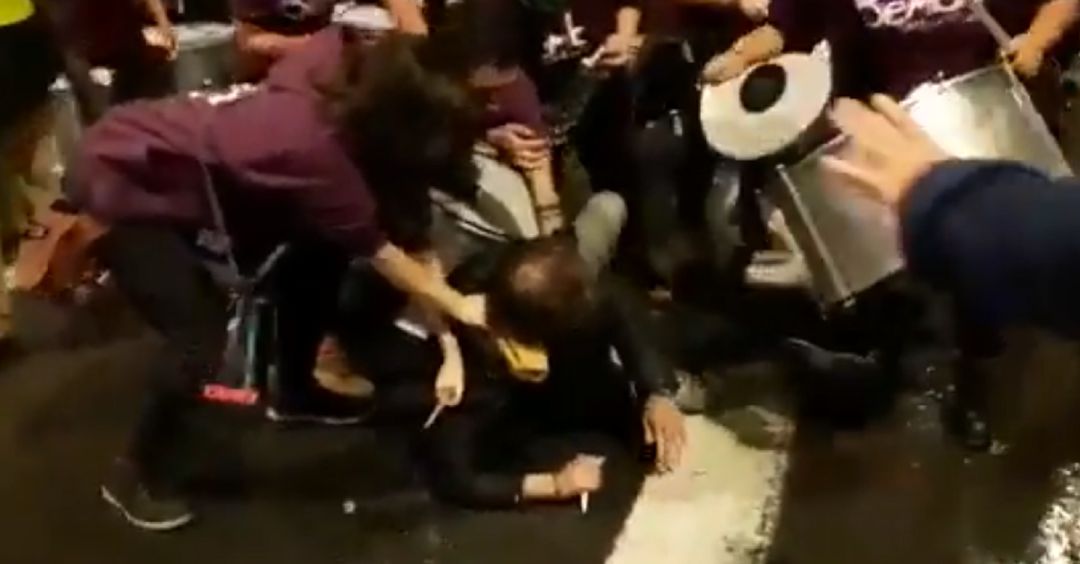 Un grupo de mujeres reducen al hombre Un grupo de mujeres reducen al hombre