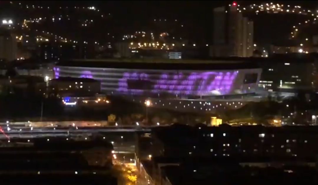 El poderoso mensaje del Athletic Club que iluminó Bilbao. El poderoso mensaje del Athletic Club que iluminó Bilbao.