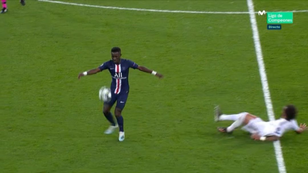 Marcelo, en el suelo tras la falta Marcelo, en el suelo tras la falta