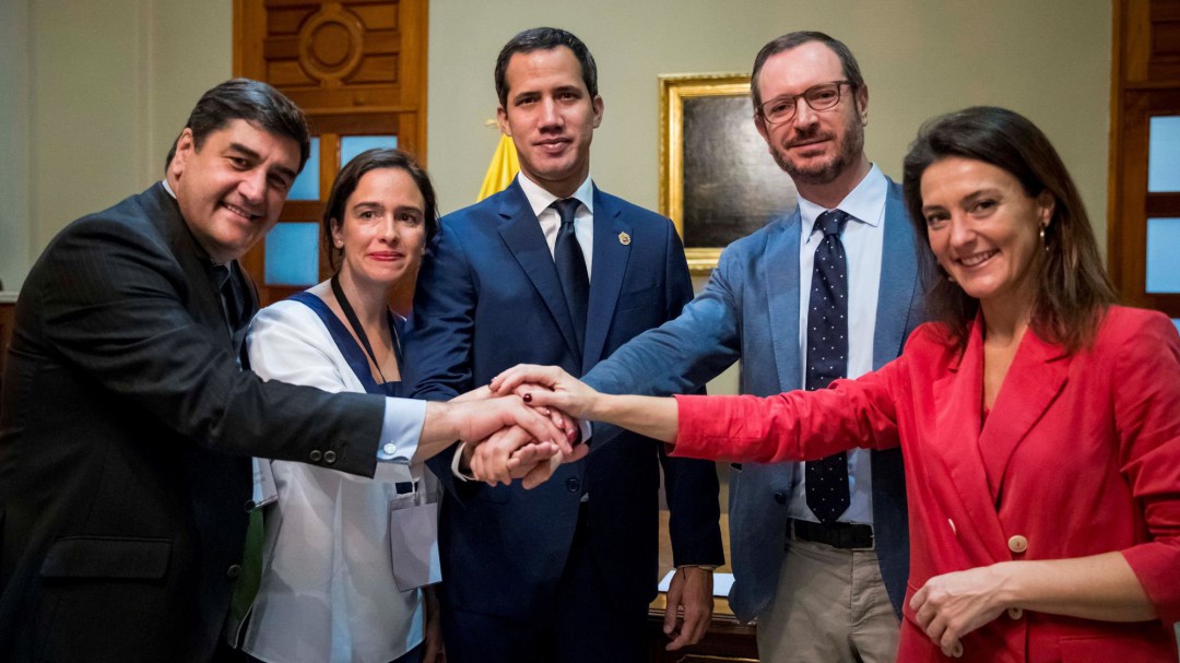 Gritos de "fascistas" a políticos del PP en la Asamblea Nacional de Venezuela por defender a Guaidó