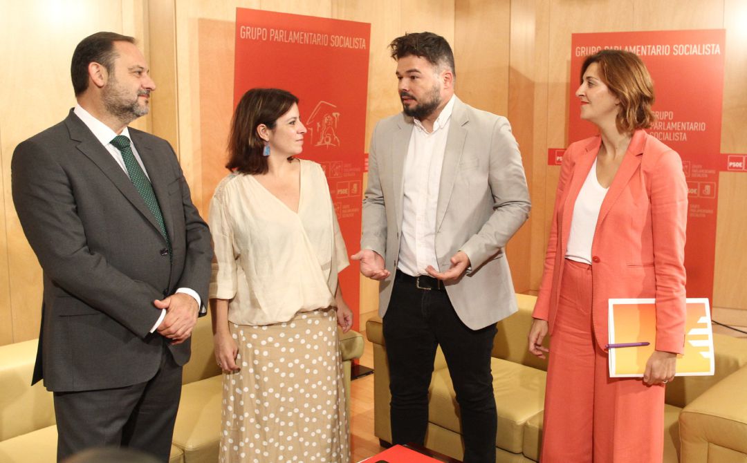El ministro de Fomento en funciones, José Luis Ábalos; la portavoz del PSOE en el Congreso, Adriana Lastra; el portavoz de ERC en el Congreso, Gabriel Rufián; y la portavoz adjunta, Carolina Telechea, durante una de las reuniones que han mantenido El ministro de Fomento en funciones, José Luis Ábalos; la portavoz del PSOE en el Congreso, Adriana Lastra; el portavoz de ERC en el Congreso, Gabriel Rufián; y la portavoz adjunta, Carolina Telechea, durante una de las reuniones que han mantenido