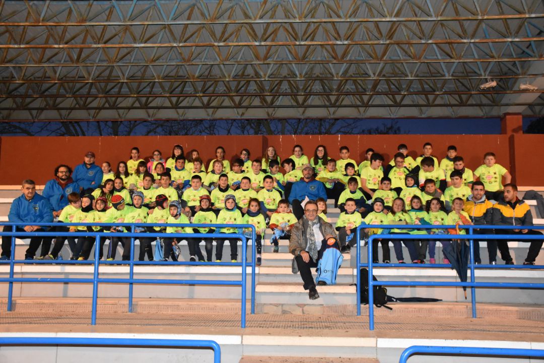 Foto de familia de todos los integrantes de la cantera del Rugby Aranda junto con algunos de los patrocinadores. Foto de familia de todos los integrantes de la cantera del Rugby Aranda junto con algunos de los patrocinadores.