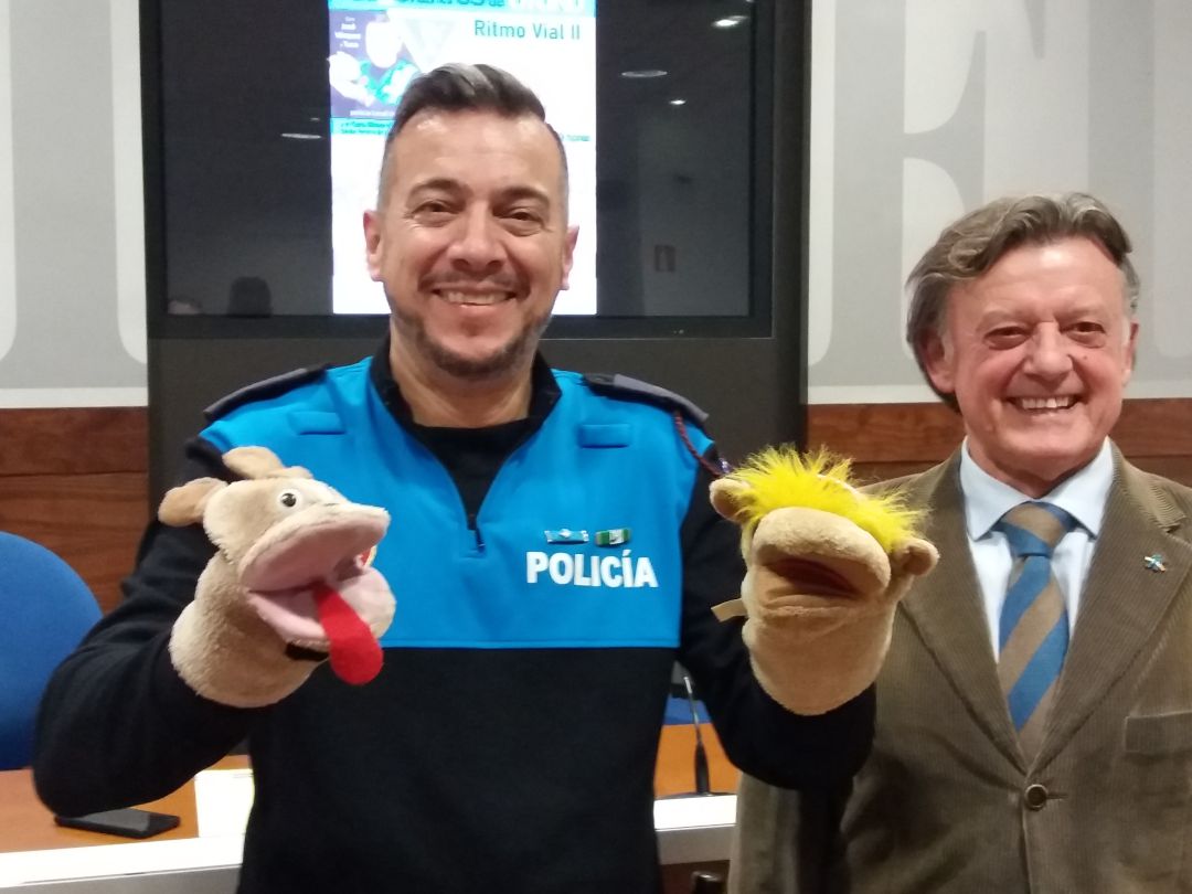 José Vázquez, con Tuca y un amigo, posa en compañía del Concejal de Seguridad Ciudadana, José Ramón Prado José Vázquez, con Tuca y un amigo, posa en compañía del Concejal de Seguridad Ciudadana, José Ramón Prado