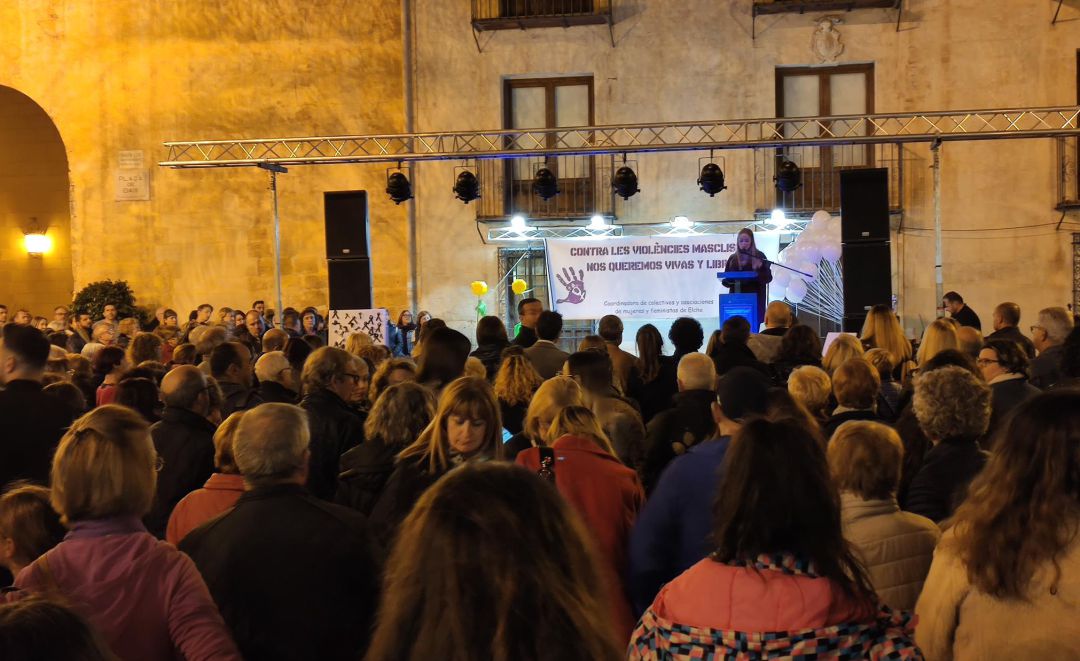 Un instante de la concentración de ayer en la Plaza de Baix Un instante de la concentración de ayer en la Plaza de Baix