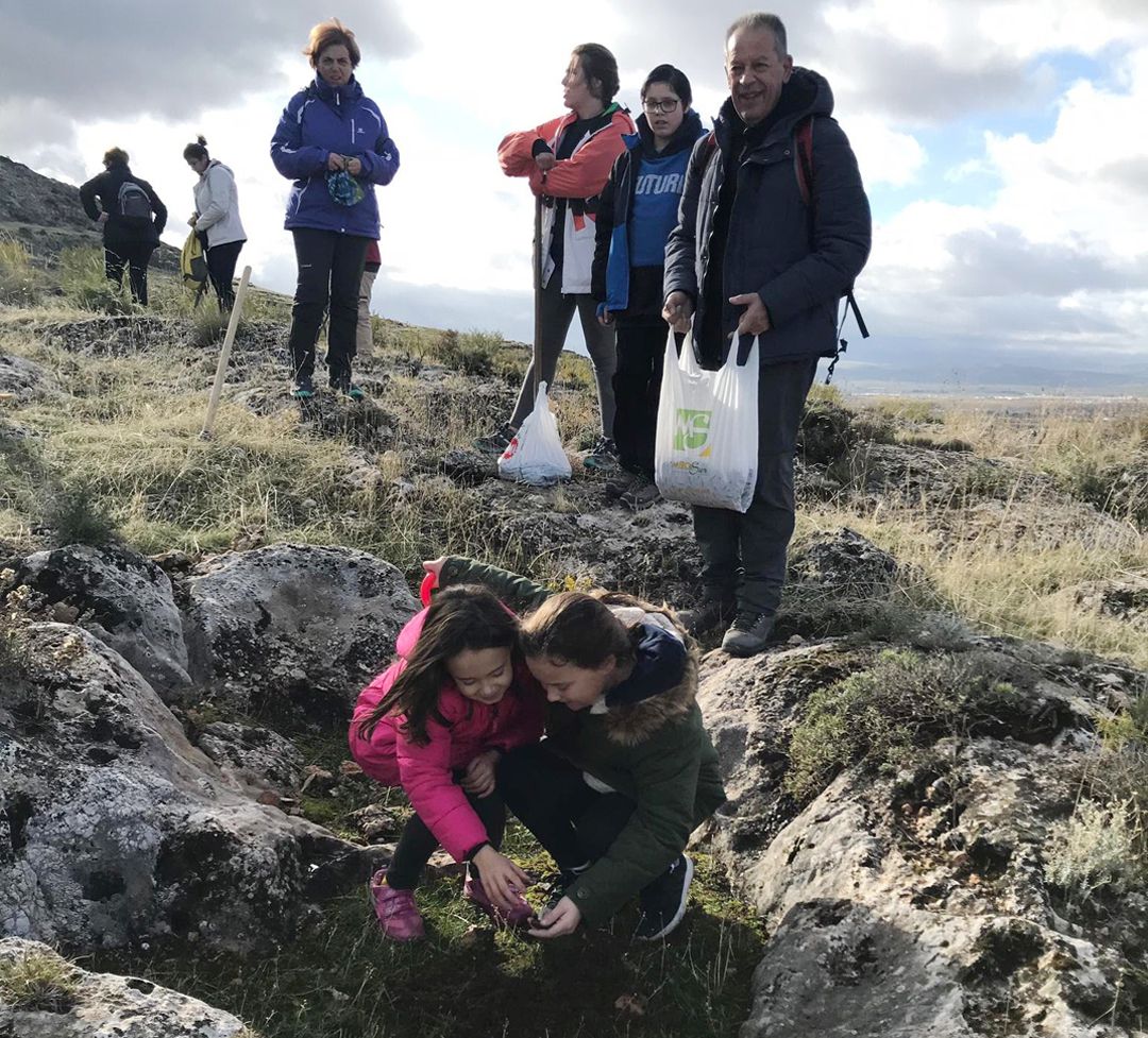 El alcalde de Pinos Puente, Francisco García, participa en la repoblación de árboles en la sierra de la localidad. La actividad consistió en sembrar bellotas El alcalde de Pinos Puente, Francisco García, participa en la repoblación de árboles en la sierra de la localidad. La actividad consistió en sembrar bellotas