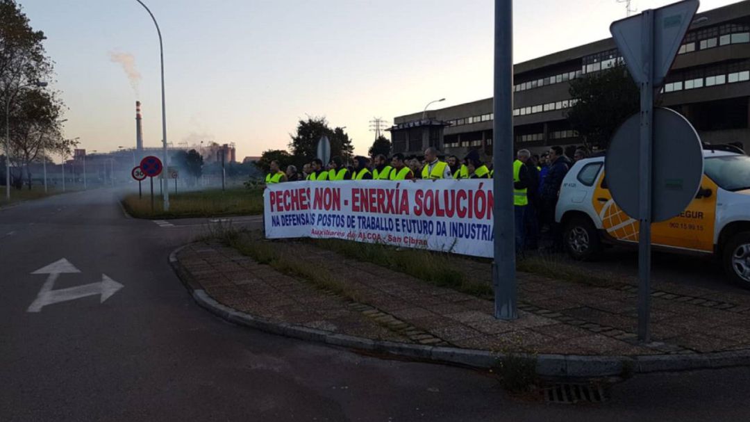 Trabajadores de la planta de Alcoa en San Cibrao Trabajadores de la planta de Alcoa en San Cibrao