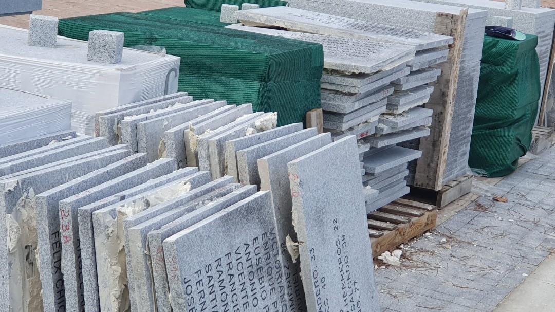 Doble denuncia al Ayuntamiento por la retirada de placas de fusilados en el cementerio de La Almudena