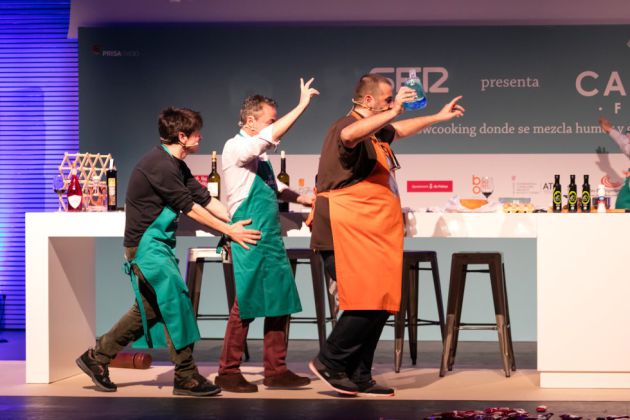 Empiezan hablando de cocina... y nunca se sabe cómo acaban. Empiezan hablando de cocina... y nunca se sabe cómo acaban.