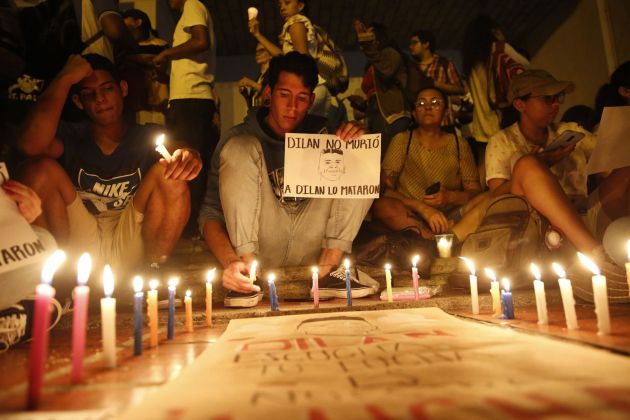 Cientos de personas participan este martes de una manifestación en rechazo a la muerte del estudiante Dilan Cruz por un disparo de la policía antidisturbios, frente a la Alcaldía de Cali (Colombia). Cientos de personas participan este martes de una manifestación en rechazo a la muerte del estudiante Dilan Cruz por un disparo de la policía antidisturbios, frente a la Alcaldía de Cali (Colombia).