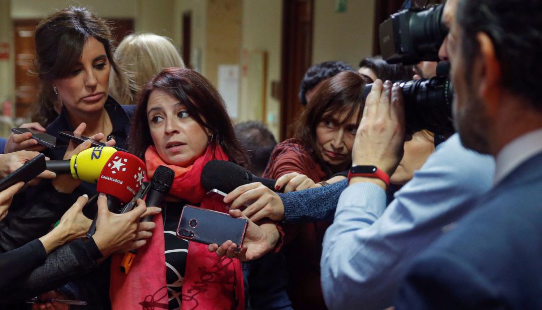 La diputada del PSOE, Adriana Lastra, atiende a los medios a su llegada a la reunión de la Diputación Permanente celebrada este miércoles en el Congreso. La diputada del PSOE, Adriana Lastra, atiende a los medios a su llegada a la reunión de la Diputación Permanente celebrada este miércoles en el Congreso.