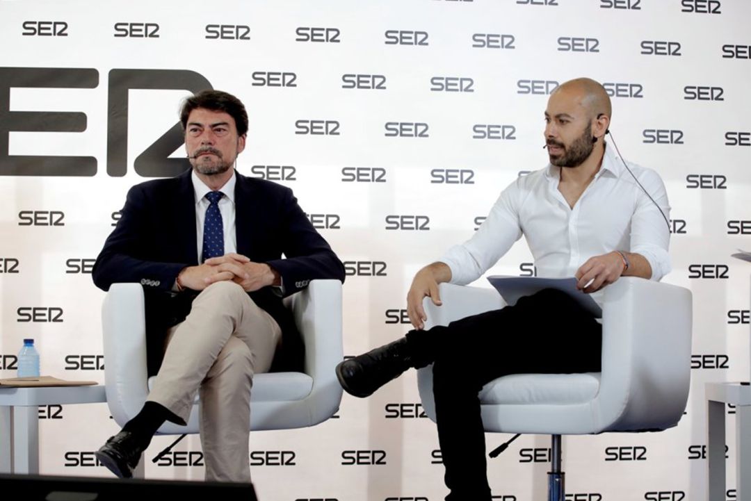 El alcalde Luis Barcala y el portavoz municipal de Unidas Podemos, Xavi López, durante el debate de las elecciones del 26M organizado por Radio Alicante El alcalde Luis Barcala y el portavoz municipal de Unidas Podemos, Xavi López, durante el debate de las elecciones del 26M organizado por Radio Alicante