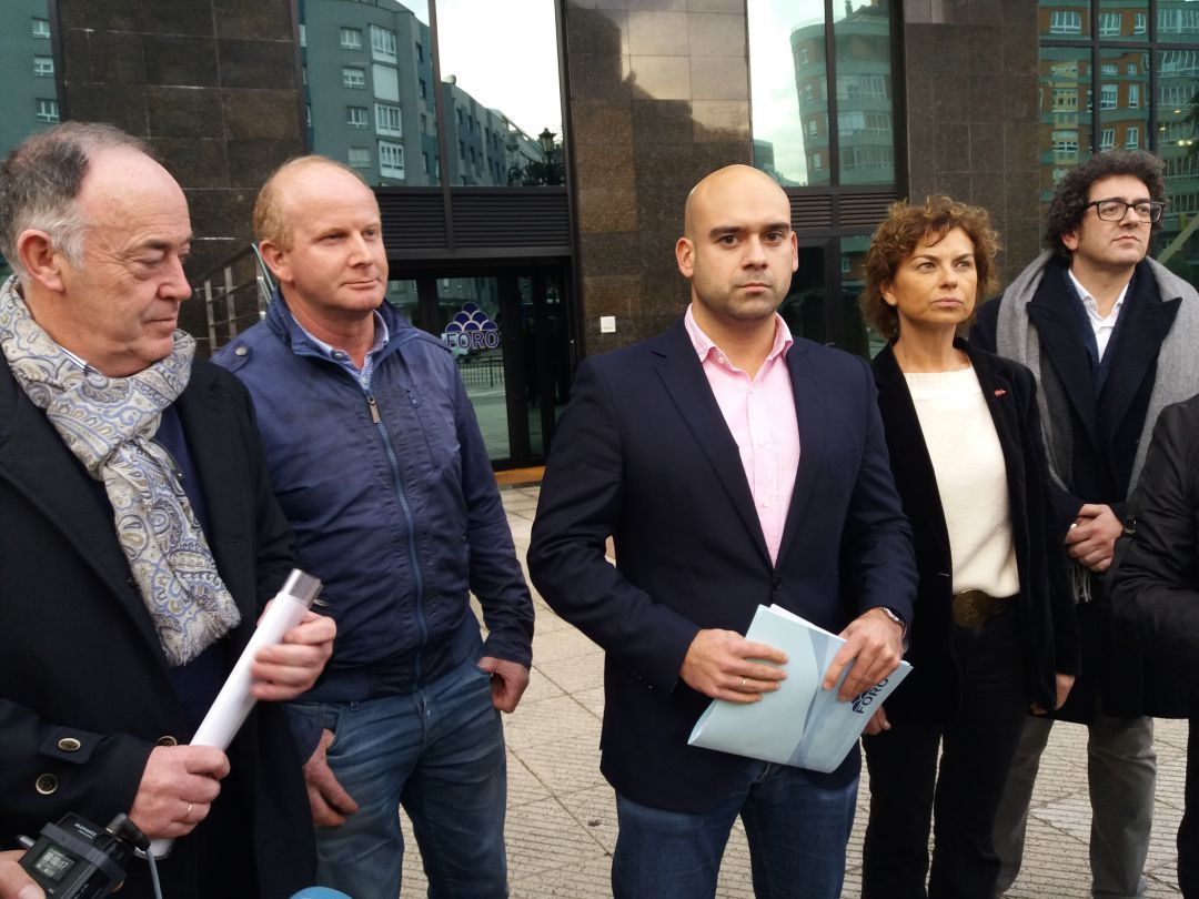 El concejal gijonés, Jesús Martínez Salvador, leyó el comunicado frente a la sede regional de Foro, en Oviedo El concejal gijonés, Jesús Martínez Salvador, leyó el comunicado frente a la sede regional de Foro, en Oviedo