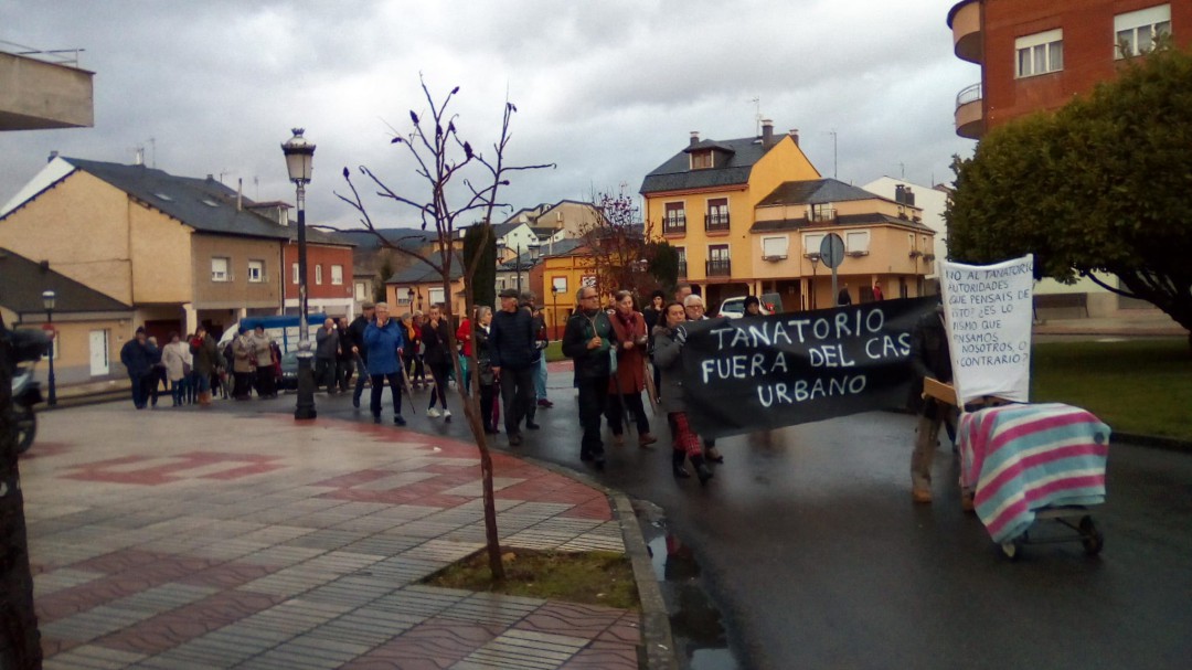 Vecinos de Cacabelos protestan de nuevo por la posible ubicación de un velatorio en el casco urbano