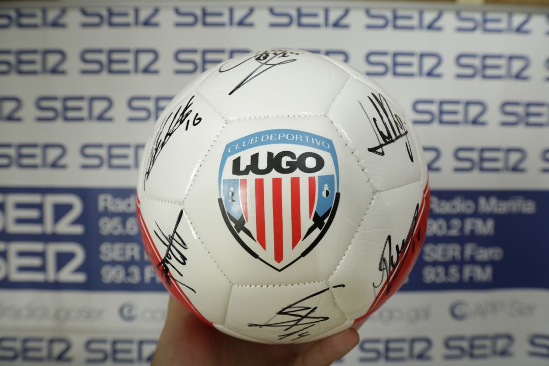 Balón asinado polo plantel albivermello Balón asinado polo plantel albivermello