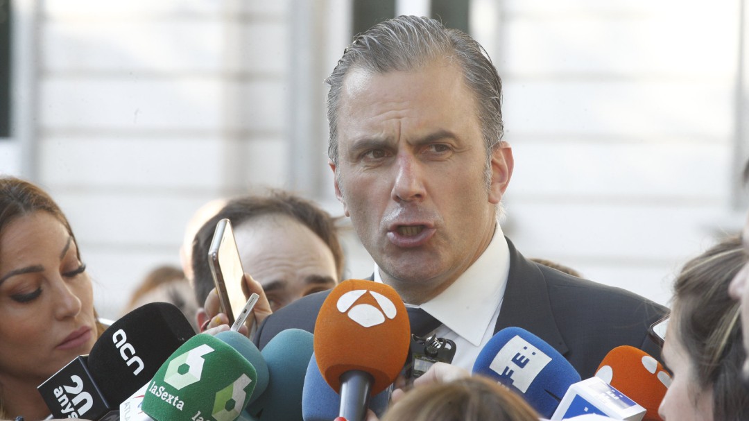 Desalojan a un grupo de mujeres del pleno de Chamberí tras recibir a Ortega Smith al grito de "fuera fascista"