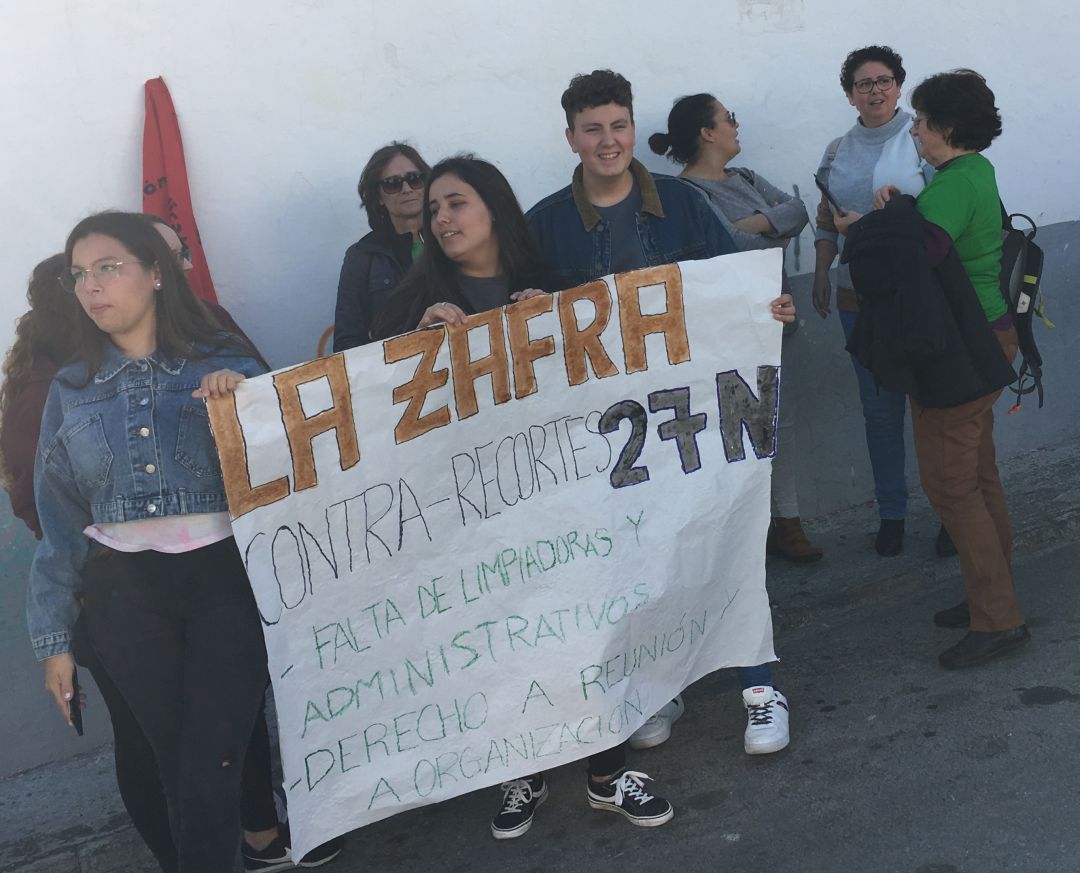 Alumnos del IES La Zafra de Motril protestan contra los recortes en educación Alumnos del IES La Zafra de Motril protestan contra los recortes en educación