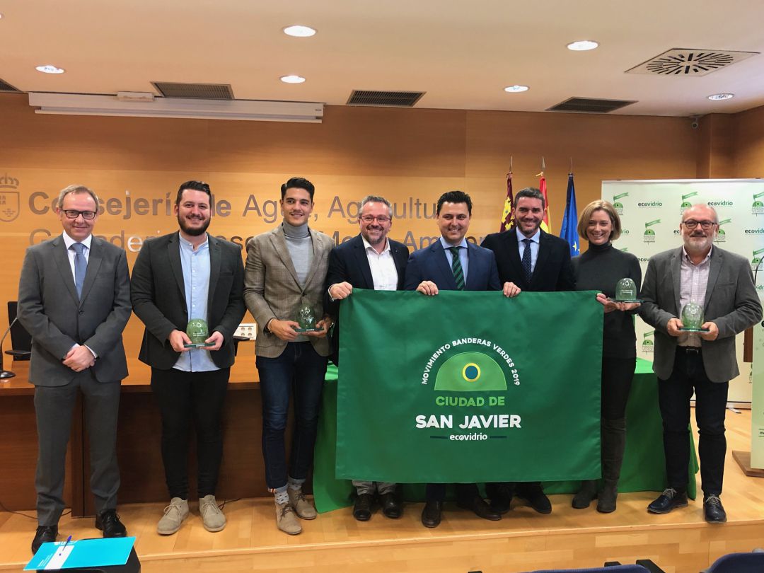 San Javier recibe la 'Bandera verde' de Ecovidrio por reciclar vidrio durante el verano San Javier recibe la 'Bandera verde' de Ecovidrio por reciclar vidrio durante el verano