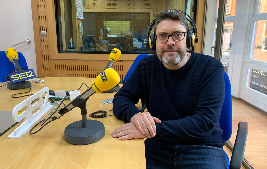 Miguel Sánchez en los estudios de Radio Murcia para ser entrevistado en el programa Hoy por hoy. Miguel Sánchez en los estudios de Radio Murcia para ser entrevistado en el programa Hoy por hoy.