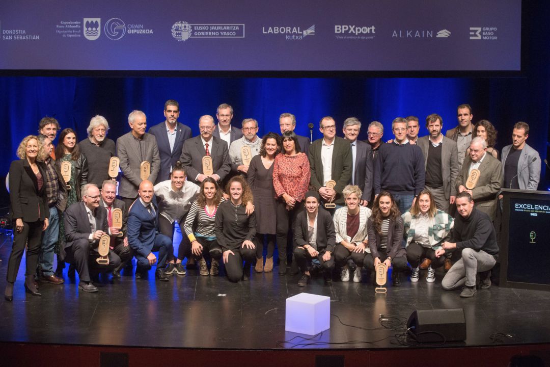 Los premiados junto con autoridades y representates de Radio San Sebastián Los premiados junto con autoridades y representates de Radio San Sebastián