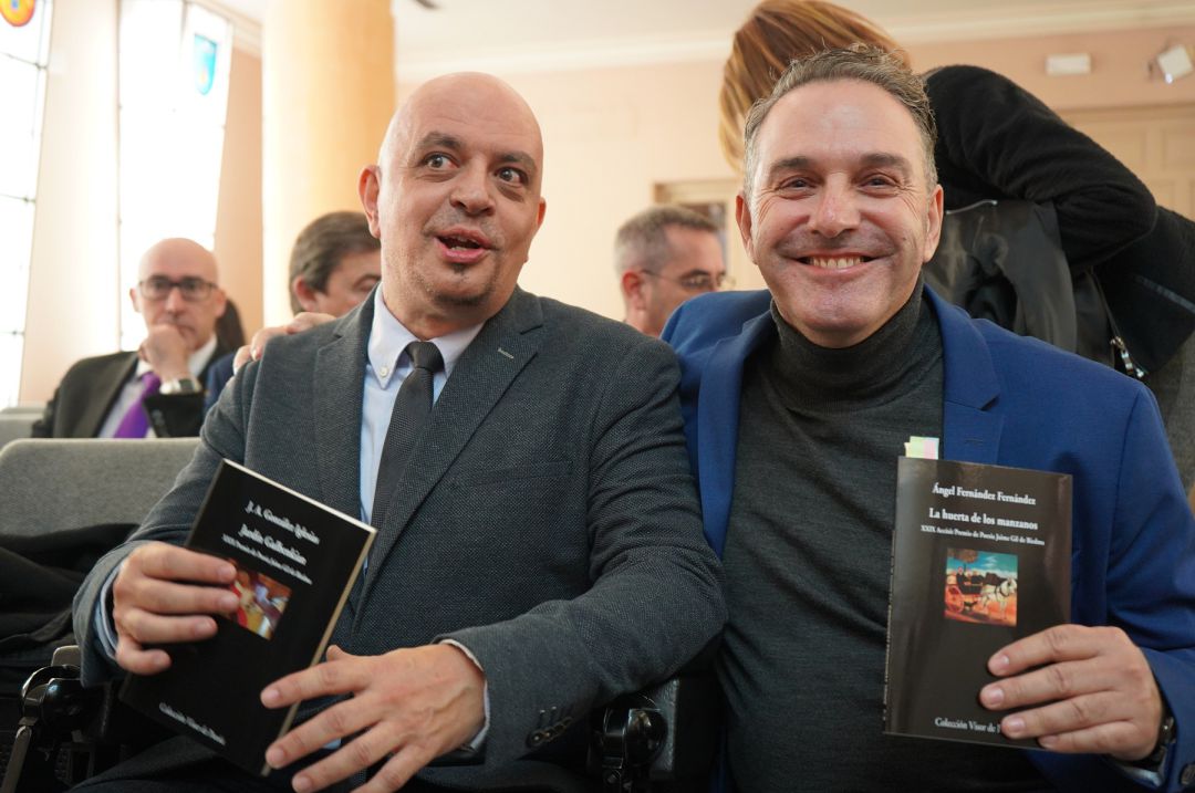 El ganador del premio Jaime Gil de Biedma, Juan Antonio González Iglesias - izquierda - y Angel Fernández instantes antes de la entrega del premio. El ganador del premio Jaime Gil de Biedma, Juan Antonio González Iglesias - izquierda - y Angel Fernández instantes antes de la entrega del premio.