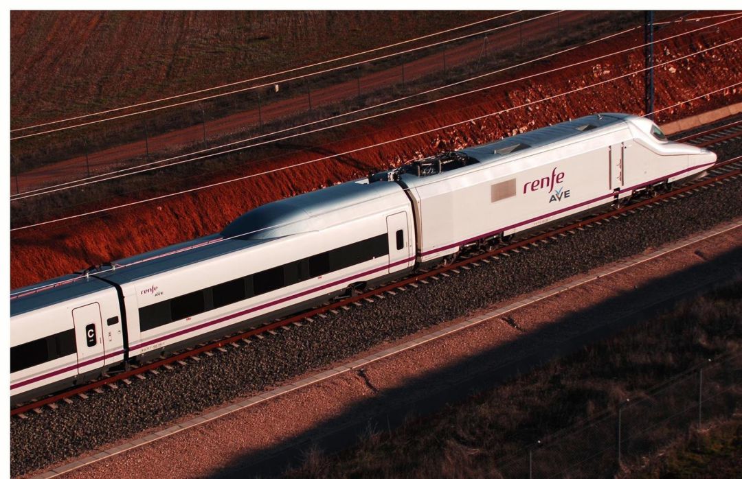 Imagen de archivo de un tren AVE de Renfe. Imagen de archivo de un tren AVE de Renfe.