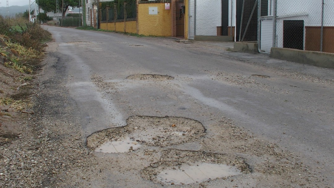 Vecinos del camino de San Amancio denuncian el mal estado de la vía y exigen su arreglo urgente