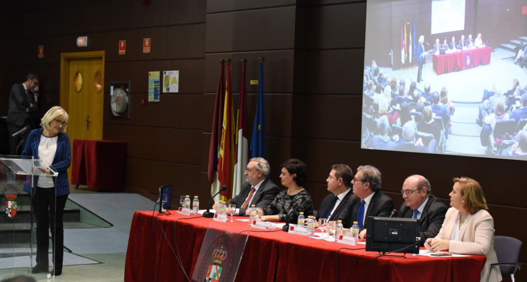 Su viuda Pilar Goya, en el uso de la palabra durante el homenaje en el aula que ya lleva su nombre, Alfredo Pérez Rubalcaba Su viuda Pilar Goya, en el uso de la palabra durante el homenaje en el aula que ya lleva su nombre, Alfredo Pérez Rubalcaba