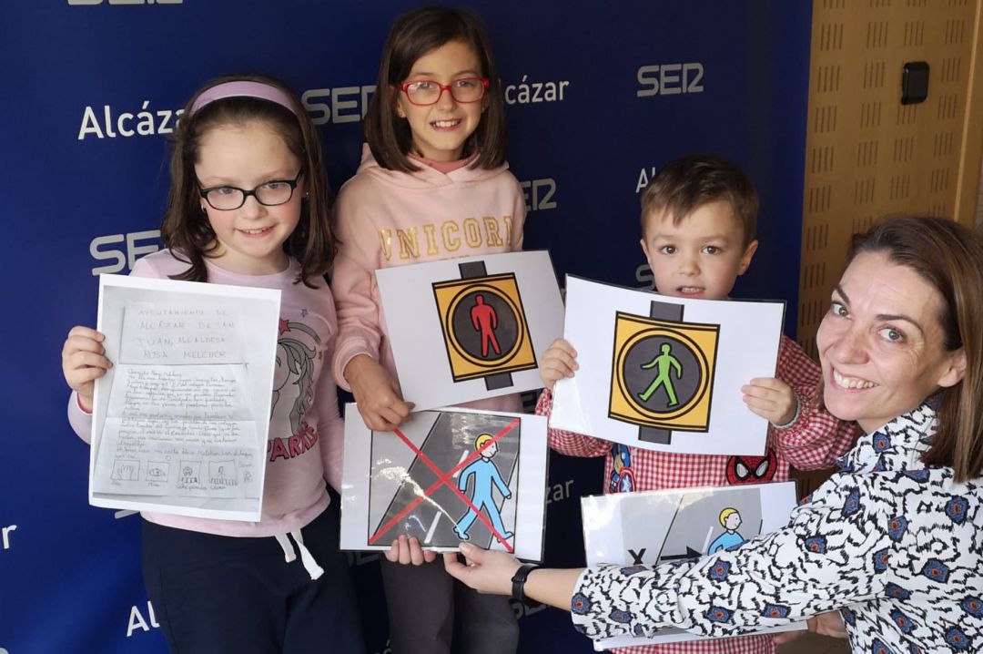 Arantxa, la niña que escribió a su alcaldesa pidiendo pictogramas para ayudar a cruzar la calle Arantxa, la niña que escribió a su alcaldesa pidiendo pictogramas para ayudar a cruzar la calle