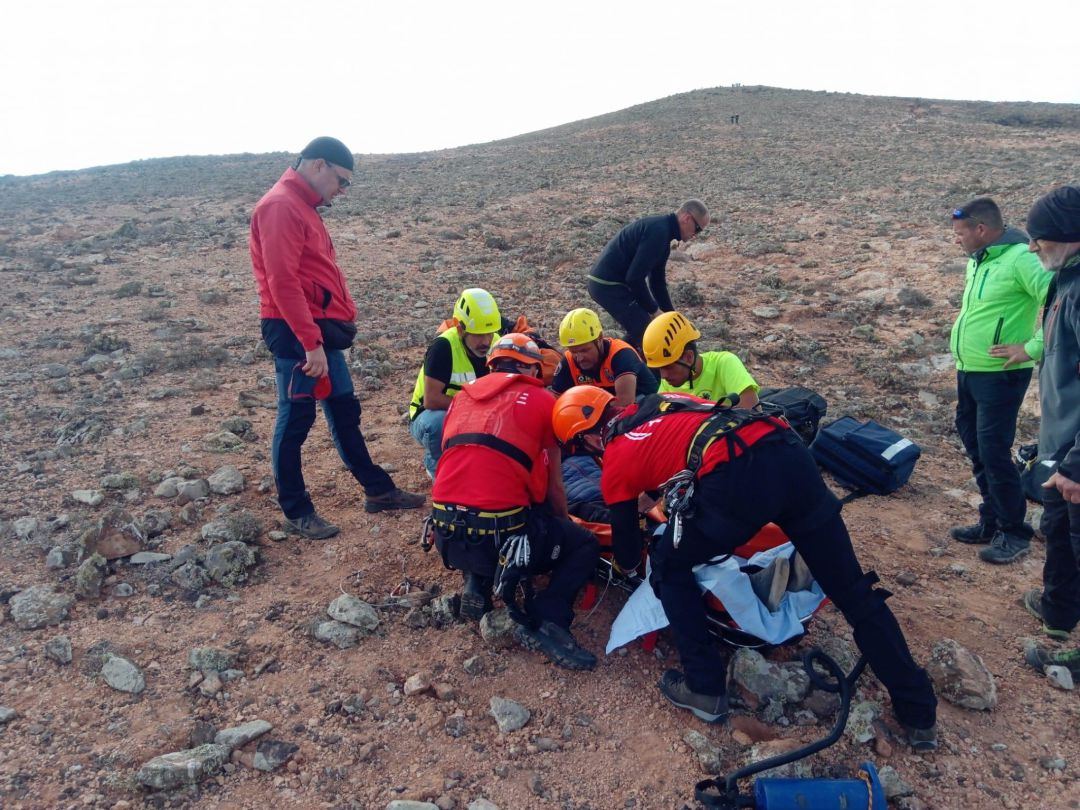 Efectivos de Emerlan, Policía Local de Haría y Protección Civil inmovilizaron al accidentado Efectivos de Emerlan, Policía Local de Haría y Protección Civil inmovilizaron al accidentado