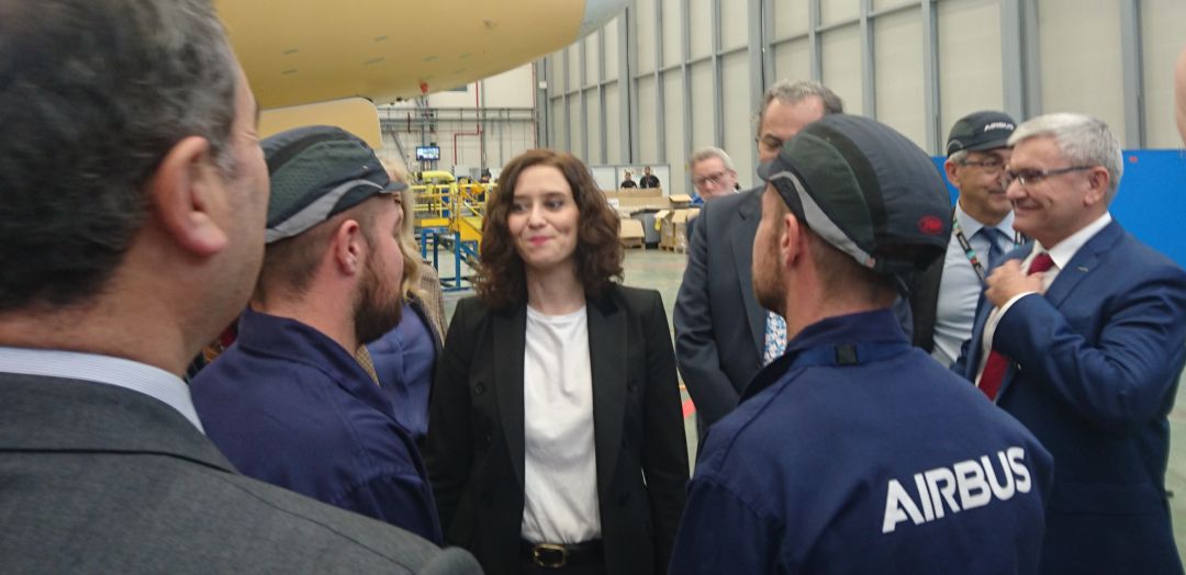 La presidenta de la Comunidad de Madrid, Isabel Díaz Ayuso, durante su visita a Airbus en Getafe La presidenta de la Comunidad de Madrid, Isabel Díaz Ayuso, durante su visita a Airbus en Getafe