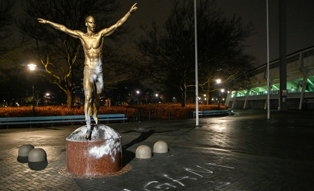 La estatua de Zlatan Ibrahimovic vandalizada en Malmoe La estatua de Zlatan Ibrahimovic vandalizada en Malmoe
