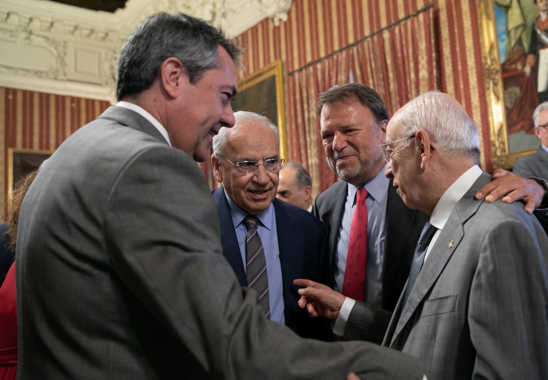 Alfonso Guerra y otros exdirigentes en el Ayuntamiento de Sevilla. Alfonso Guerra y otros exdirigentes en el Ayuntamiento de Sevilla.