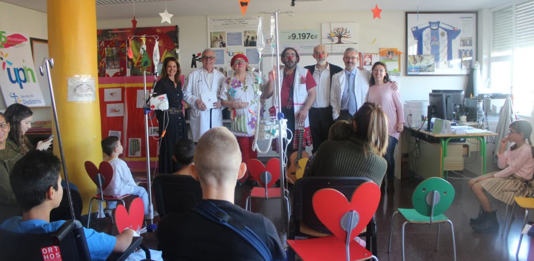 Miembros de Payasospital, con parte del equipo médico de Pediatría del Hospital General de Alicante, donde han hecho balance de sus 15 años en la provincia. Miembros de Payasospital, con parte del equipo médico de Pediatría del Hospital General de Alicante, donde han hecho balance de sus 15 años en la provincia.