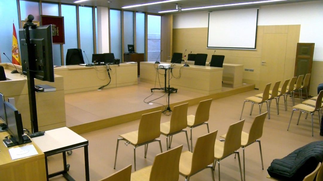 Interior de la sala donde se celebra el juicio. Interior de la sala donde se celebra el juicio.