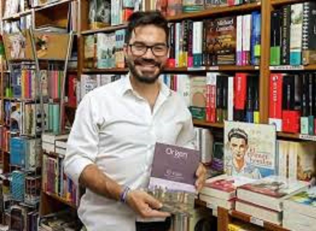 Eduardo Bartolomé Monzón posa con su obra en este establecimiento Eduardo Bartolomé Monzón posa con su obra en este establecimiento