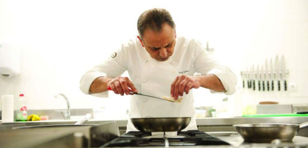 El chef Manuel Valencia Lazo, en acción El chef Manuel Valencia Lazo, en acción